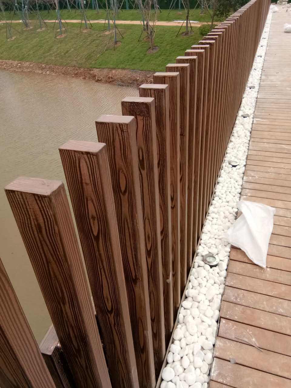 吕梁钢管护栏木纹漆施工项目